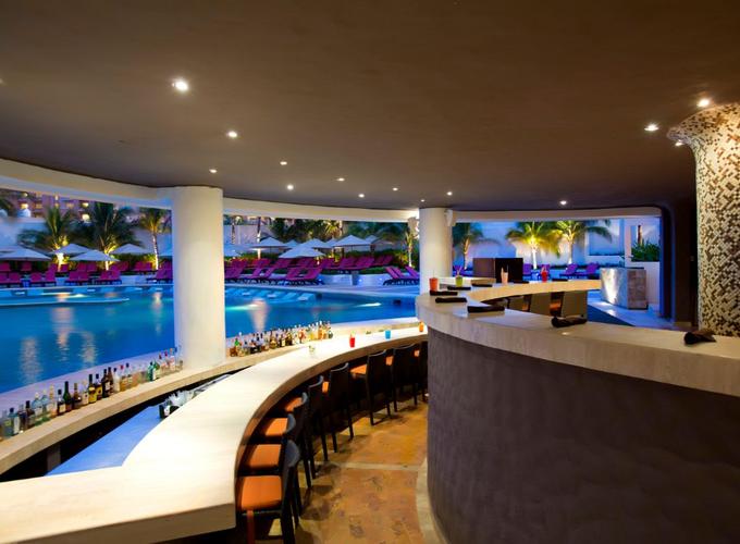The Pool Bar Krystal Grand® Cancún All Inclusive The Pool Bar Krystal Grand® Cancún All Inclusive